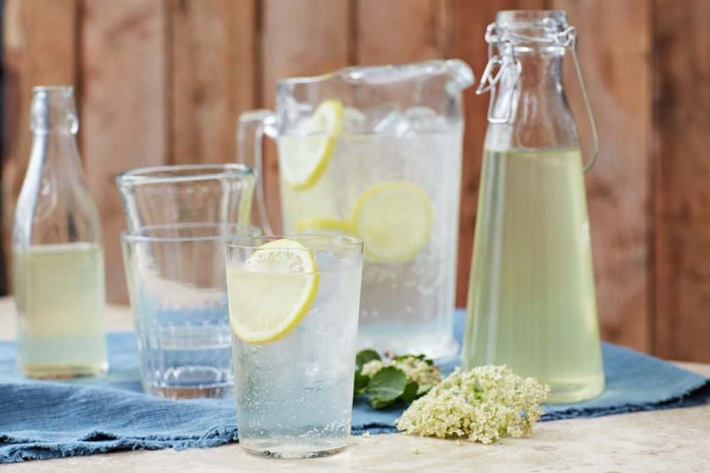 Домашно направения сок от бъз е изключително полезна и освежаваща напитка. С малко лед е перфектна за летните жеги. 