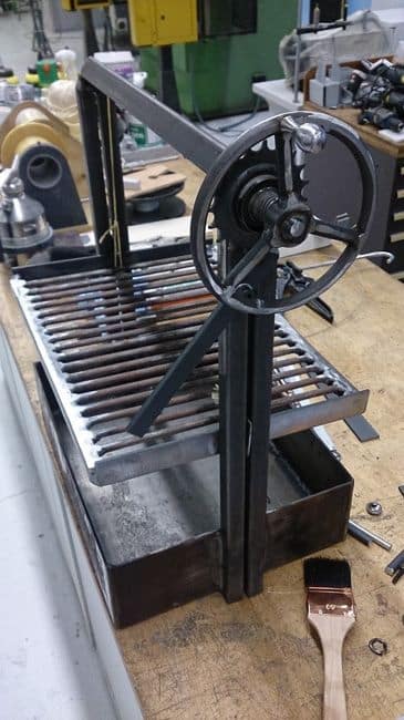 Как да направим метално барбекю с потапящ механизъм?