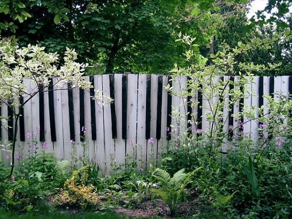 как да направим ограда в градината пиано