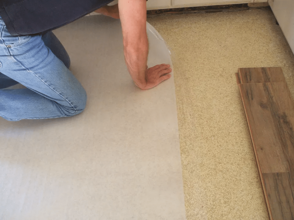 Поставяне на подложка или пароизолация на ламината. Как да сложим ламинат на пода?