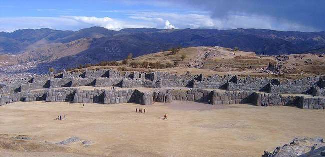 Крепостните стени Саксайуаман, Куско