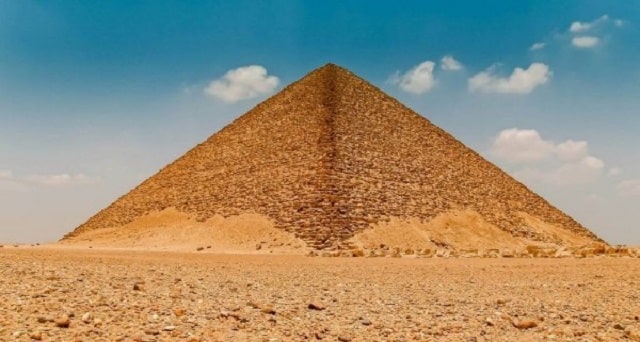 Червената пирамида, Египет (построена около 2600 г. пр. н. е.) – 105 м височина