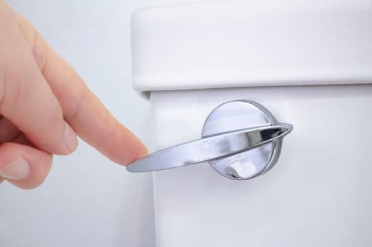 Тествайте тоалетната, за да определите дали ремонтът е бил успешен - развален механизъм на тоалетното казанче