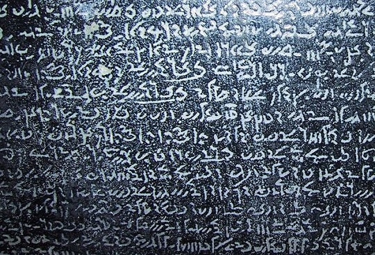 Камъкът от Розета е написан на два езика; египетска и гръцка и три писмени системи; йероглифна, демотическа и гръцка.