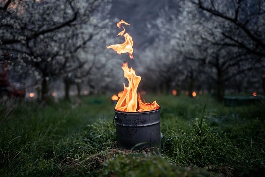 Как да защитим овошките от слана чрез палене на огън и дим